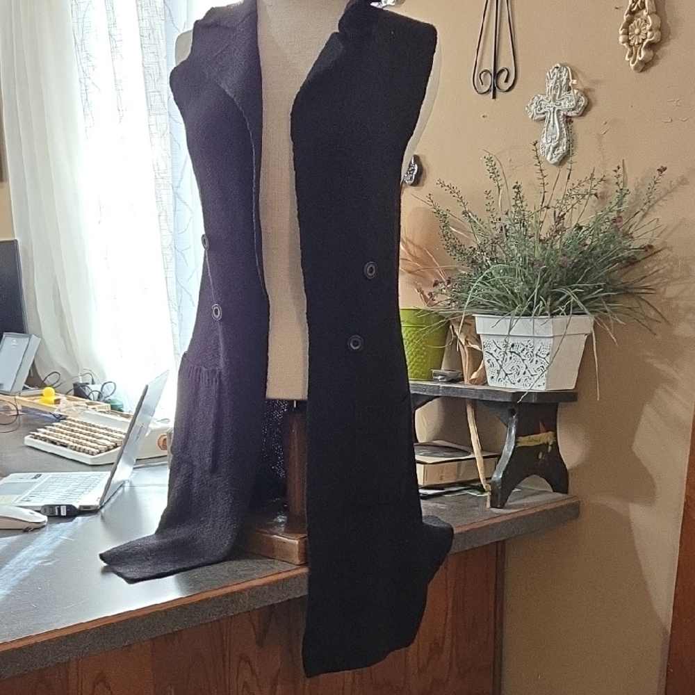 Love Tree Black Sleeveless Sweater Vest